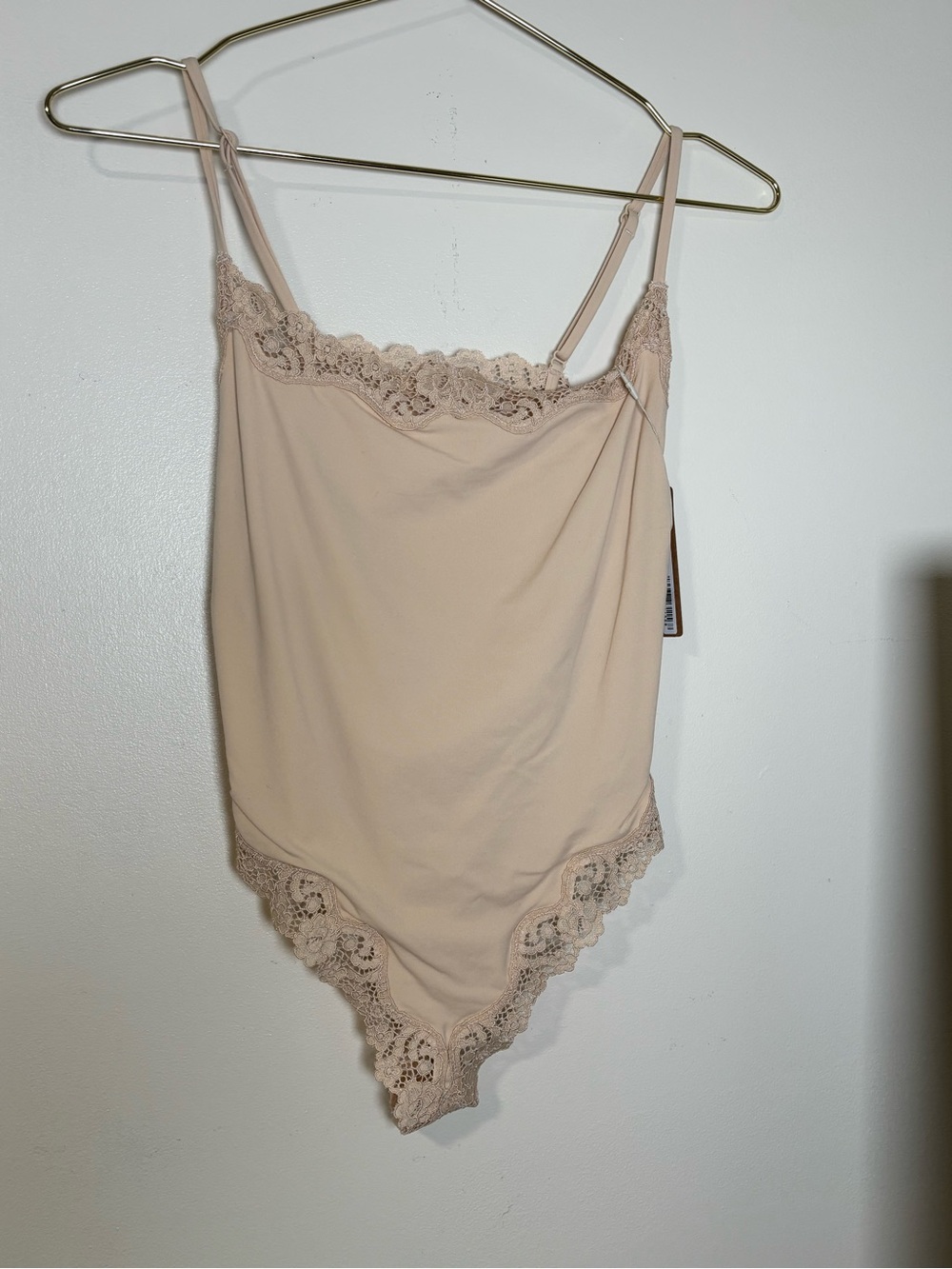 NWT SKIMS Fits Everybody Lace Cami Bodysuit Sand Size Medium